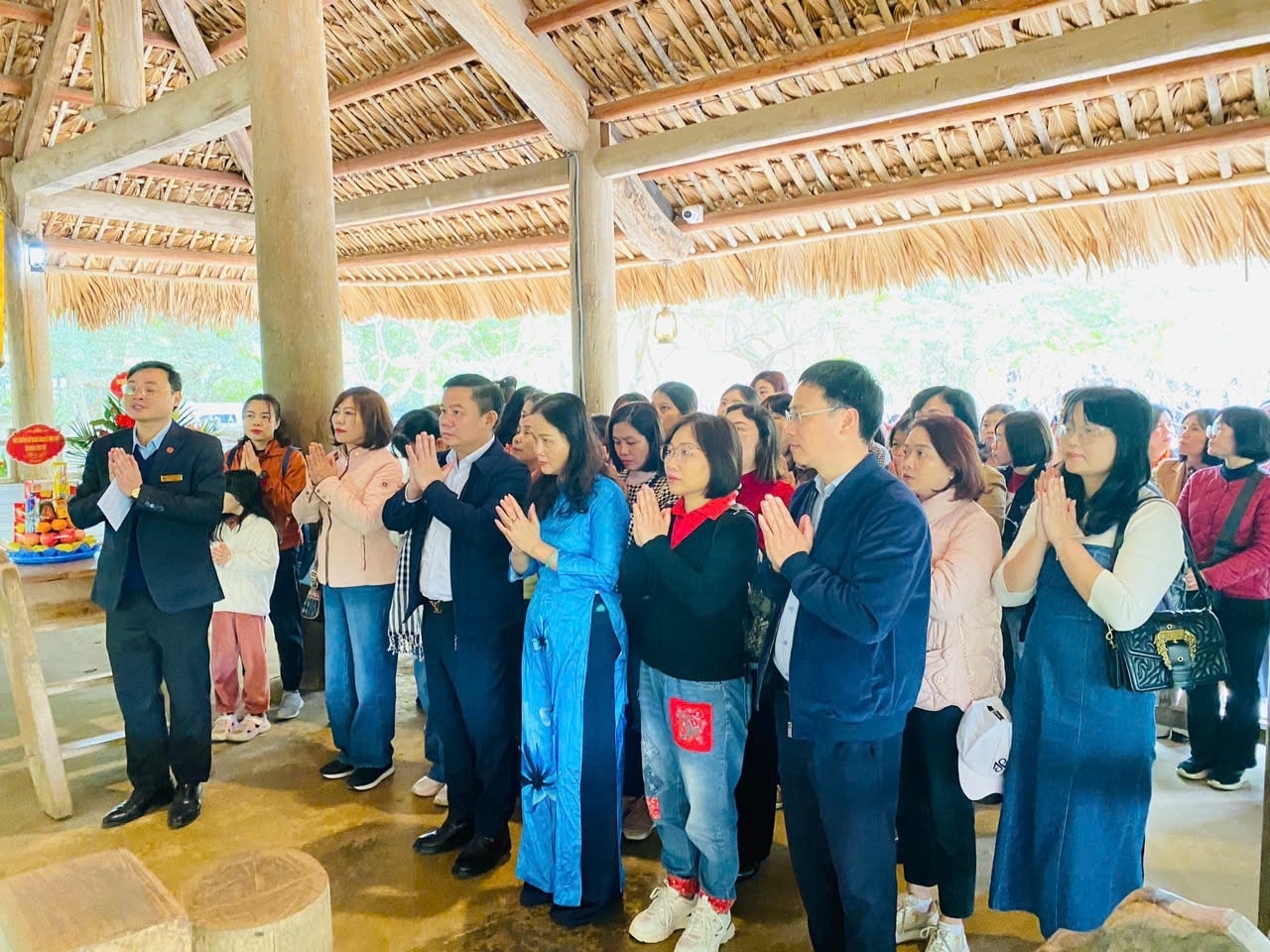 Đoàn dâng dâng hương, hoa tại đình Hồng Thái Đoàn dâng dâng hương, hoa tại đình Hồng Thái