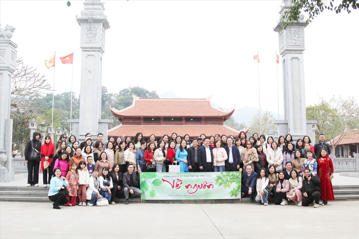 Đoàn chụp ảnh lưu niệm trước Nhà tưởng niệm các vị tiền bối cách mạng Đoàn chụp ảnh lưu niệm trước Nhà tưởng niệm các vị tiền bối cách mạng