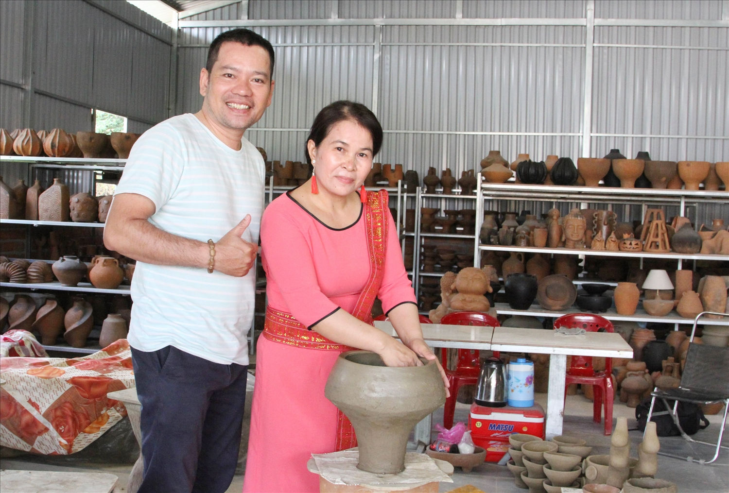 Nghệ nhân Đàng Thị Lúa với khách hàng Nguyễn Văn Toàn.  