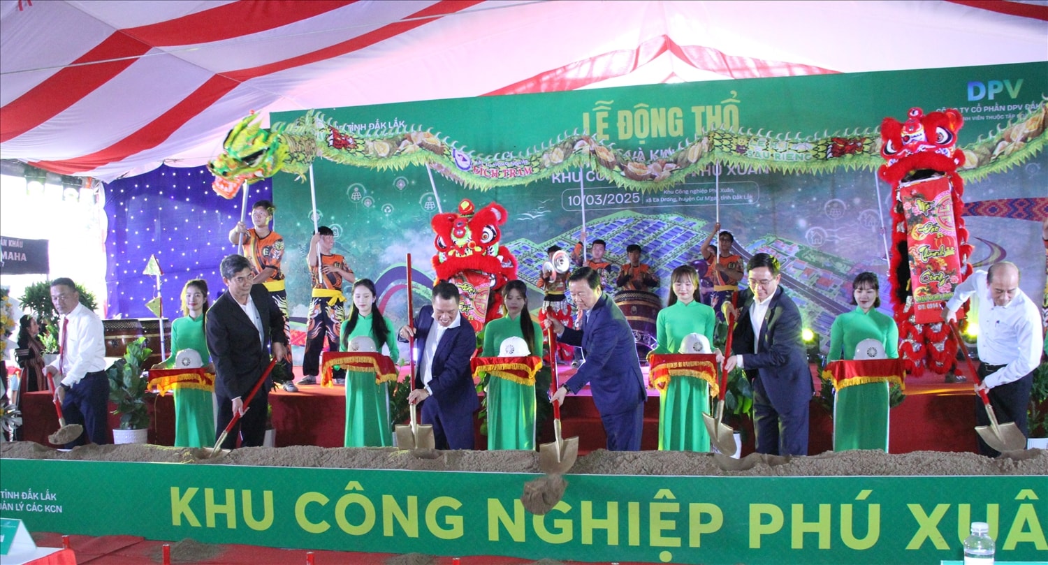 Phó Thủ tướng Chính Phủ Trần Hồng Hà và đoàn công tác Chính phủ dự Lễ động thổ Dự án đầu tư xây dựng và kinh doanh kết cấu hạ tầng Khu công nghiệp Phú Xuân Phó Thủ tướng Chính Phủ Trần Hồng Hà và đoàn công tác Chính phủ dự Lễ động thổ Dự án đầu tư xây dựng và kinh doanh kết cấu hạ tầng Khu công nghiệp Phú Xuân