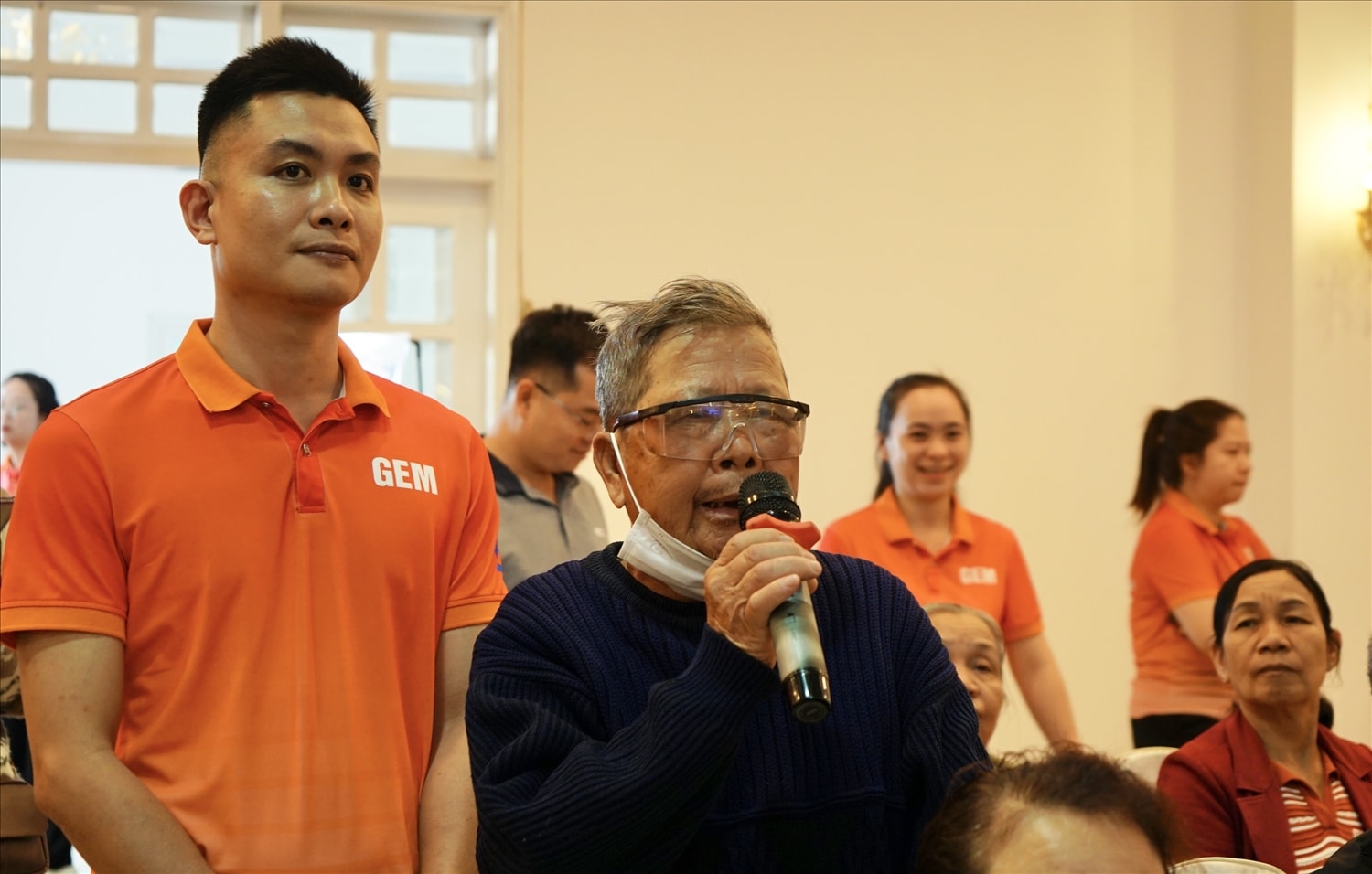 Người cao tuổi đặt câu hỏi đến các chuyên gia về chăm sóc và phòng ngừa bệnh lý về mắt, tầm soát ung thư tiêu hóa giai đoạn sớm Người cao tuổi đặt câu hỏi đến các chuyên gia về chăm sóc và phòng ngừa bệnh lý về mắt, tầm soát ung thư tiêu hóa giai đoạn sớm