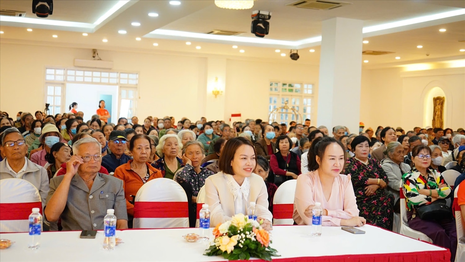 Các đại biểu, người cao tuổi tham gia Hội thảo, lắng nghe các bác sĩ trình bày các bệnh lý thường gặp ở người cao tuổi và phương pháp điều trị các bệnh lý Các đại biểu, người cao tuổi tham gia Hội thảo, lắng nghe các bác sĩ trình bày các bệnh lý thường gặp ở người cao tuổi và phương pháp điều trị các bệnh lý