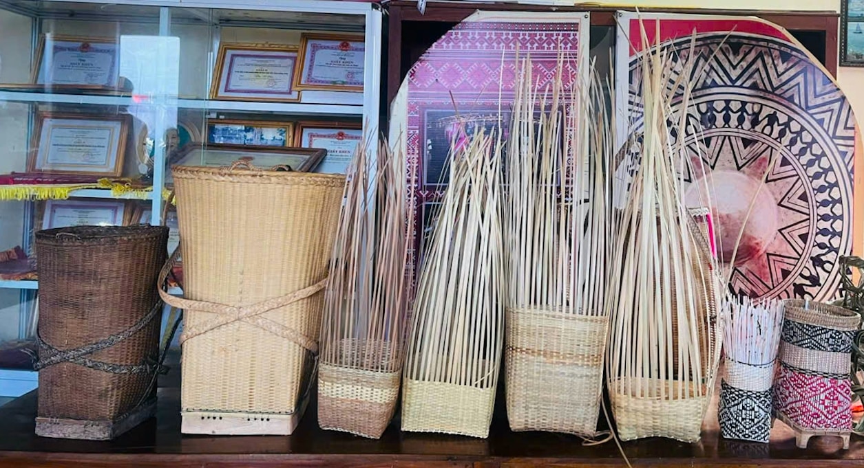 Những sản phẩm thủ công được tạo ra từ những đôi bàn tay khéo léo của nghệ nhân đồng bào DTTS Những sản phẩm thủ công được tạo ra từ những đôi bàn tay khéo léo của nghệ nhân đồng bào DTTS
