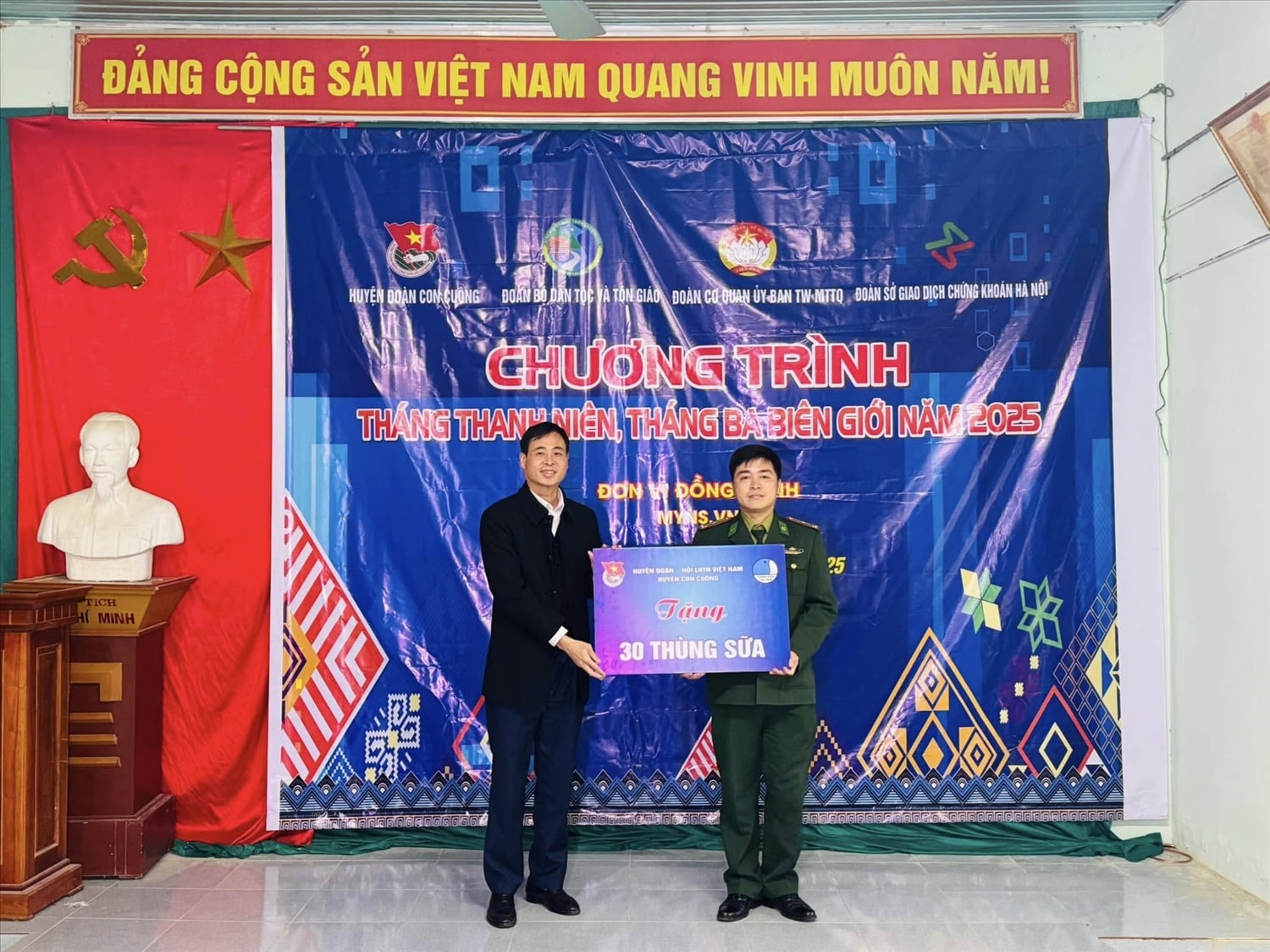Chủ tịch HĐND huyện Con Cuông Lương Đình Việt trao tặng 30 thùng sữa cho đơn vị trên địa bàn xã Môn Sơn, huyện Con Cuông (Nghệ An) Chủ tịch HĐND huyện Con Cuông Lương Đình Việt trao tặng 30 thùng sữa cho đơn vị trên địa bàn xã Môn Sơn, huyện Con Cuông (Nghệ An)