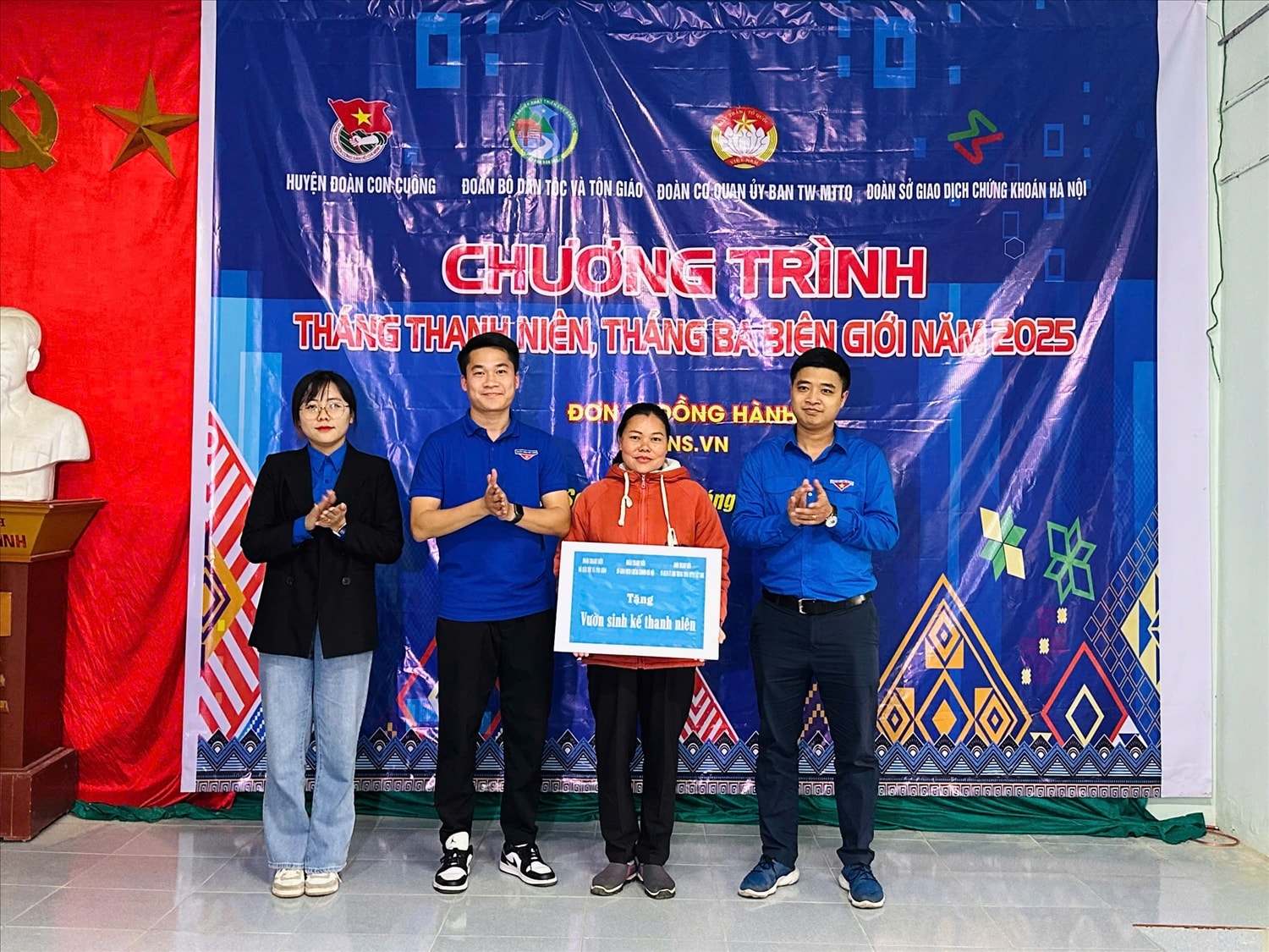 Đoàn công tác trao tặng 01 vườn sinh kế trên địa bàn xã Môn Sơn, huyện Con Cuông (Nghệ An) Đoàn công tác trao tặng 01 vườn sinh kế trên địa bàn xã Môn Sơn, huyện Con Cuông (Nghệ An)