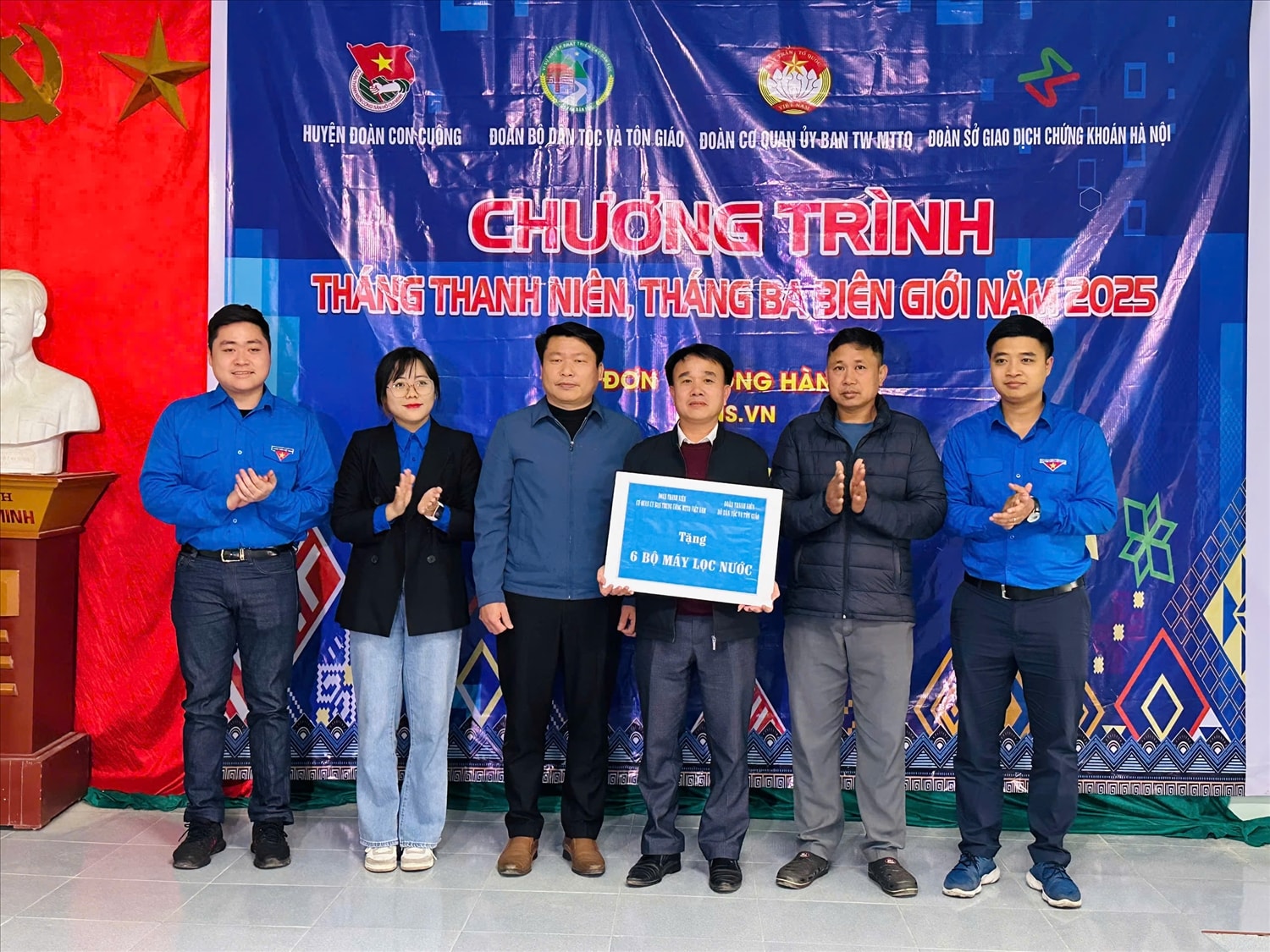 Tặng 06 máy lọc nước trên địa bàn xã Môn Sơn, huyện Con Cuông (tỉnh Nghệ An) Tặng 06 bộ máy lọc nước trên địa bàn xã Môn Sơn, huyện Con Cuông (tỉnh Nghệ An)
