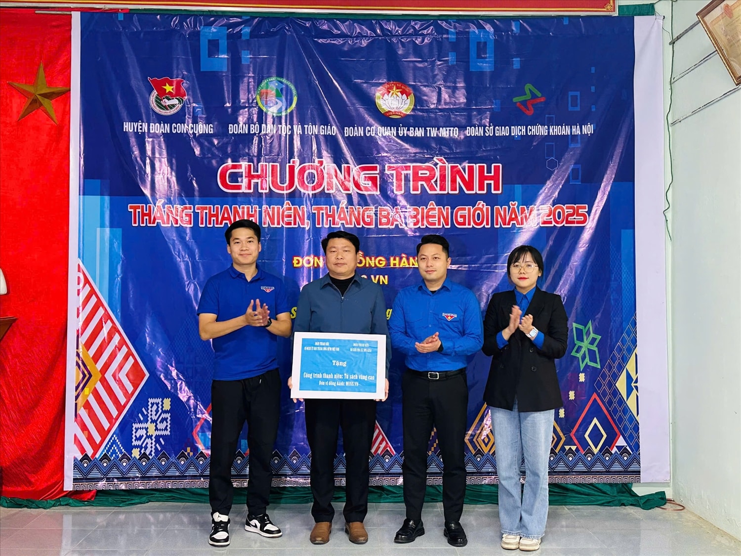 Đoàn Công tác trao tặng 2 công trình Tủ sách vùng cao trên địa bàn xã Môn Sơn Đoàn Công tác trao tặng 2 công trình Tủ sách vùng cao trên địa bàn xã Môn Sơn