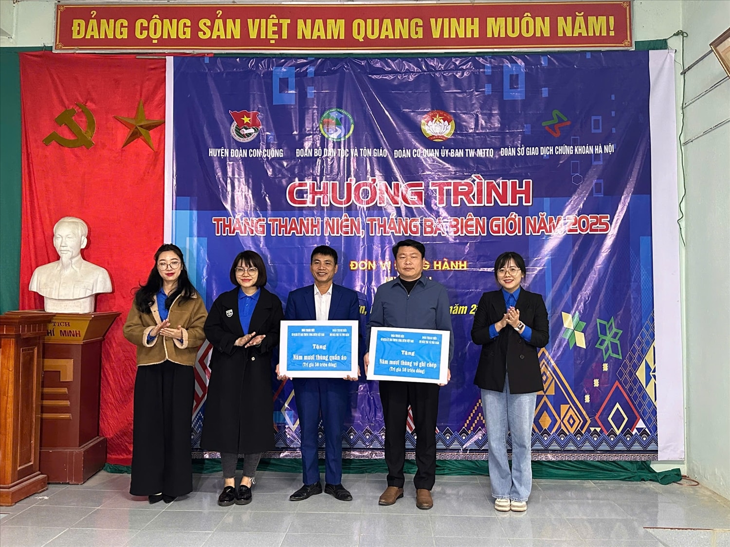 Trao tặng 01 ngôi nhà Thanh niên hưởng ứng Cuộc vận động xóa nhà tạm, nhà dột nát năm 2025 Đoàn công tác trao tặng 01 ngôi nhà Thanh niên hưởng ứng Cuộc vận động xóa nhà tạm, nhà dột nát năm 2025