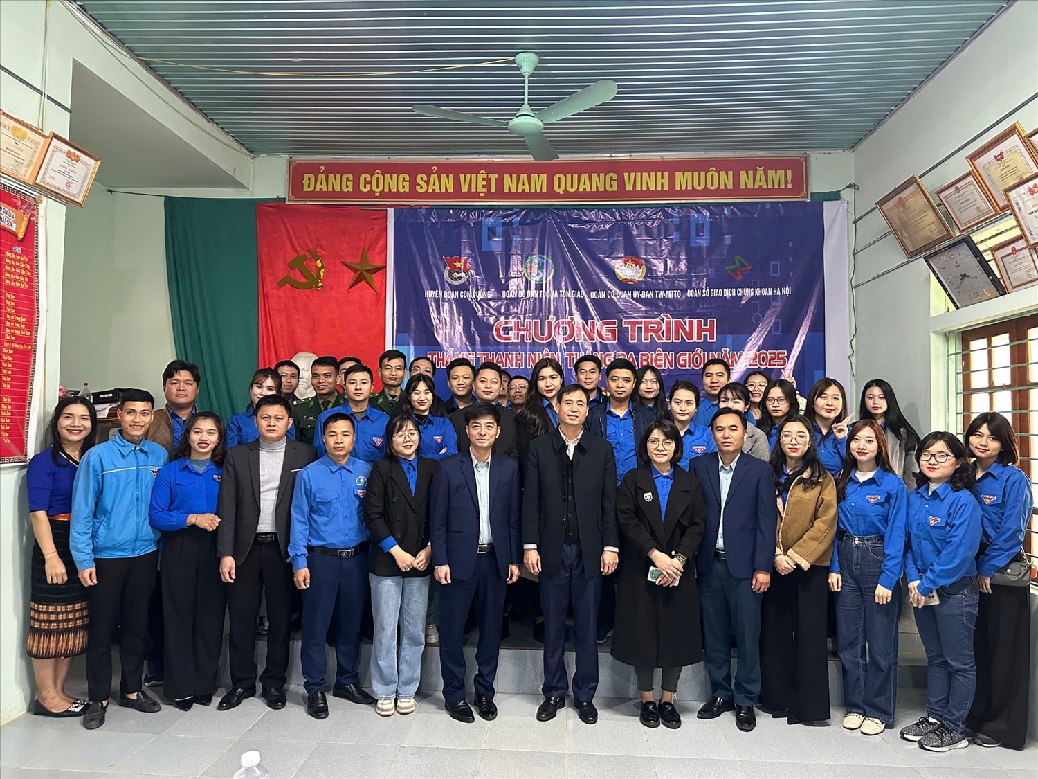 Đoàn công tác chụp ảnh lưu niệm cùng đại diện lãnh đạo các đơn vị trên địa bàn huyện Con Cuông, tỉnh Nghệ An Đoàn công tác chụp ảnh lưu niệm cùng đại diện lãnh đạo các đơn vị trên địa bàn huyện Con Cuông, tỉnh Nghệ An