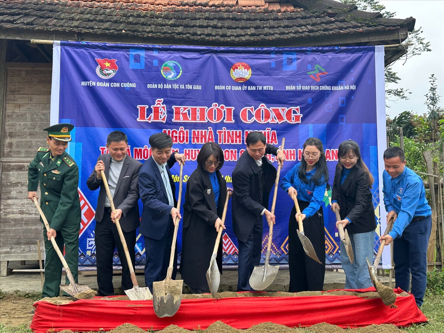 Lễ khởi công xây nhà tình nghĩa trên địa bàn xã Môn Sơn, huyện Con Cuông (Nghệ An) Lễ khởi công xây nhà tình nghĩa trên địa bàn xã Môn Sơn, huyện Con Cuông (Nghệ An)