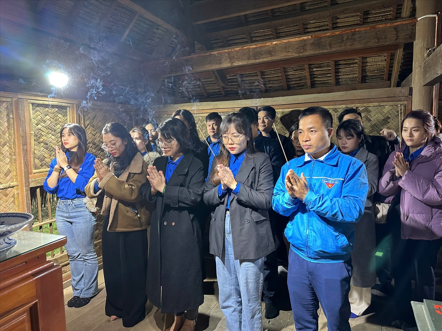 Đoàn công tác dâng hoa dâng hương tại khu di tích nhà cụ Vi Văn Khang, Bí thư chi bộ đảng đầu tiên của xã Môn Sơn, Con Cuông, Nghệ An Đoàn công tác dâng hoa dâng hương tại khu di tích nhà cụ Vi Văn Khang, Bí thư chi bộ đảng đầu tiên của xã Môn Sơn, Con Cuông, Nghệ An