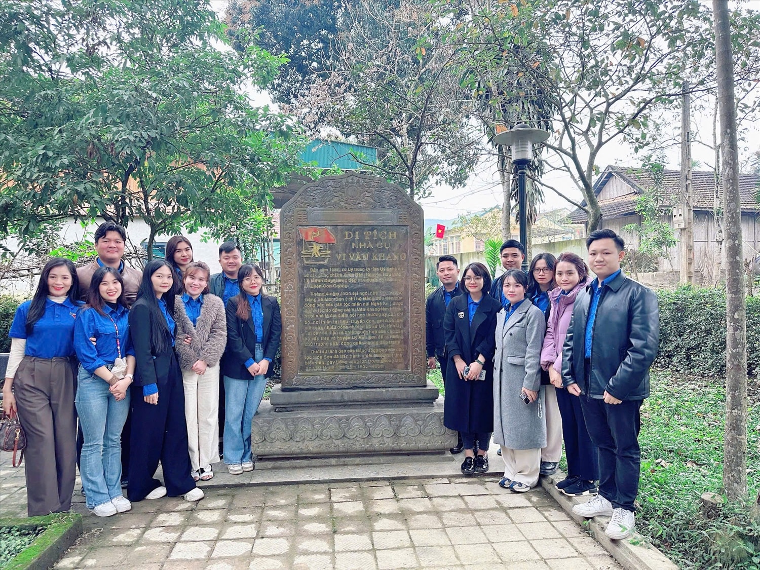 Đoàn Thanh niên Bộ Dân tộc và Tôn giáo; Đoàn Thanh niên cơ quan Uỷ ban Trung ương MTTQ Việt Nam tìm hiểu tại khu di tích nhà cụ Vi Văn Khang, Bí thư chi bộ đảng đầu tiên của xã Môn Sơn, Con Cuông, Nghệ An Đoàn Thanh niên Bộ Dân tộc và Tôn giáo; Đoàn Thanh niên cơ quan Uỷ ban Trung ương MTTQ Việt Nam tìm hiểu tại khu di tích nhà cụ Vi Văn Khang, Bí thư chi bộ đảng đầu tiên của xã Môn Sơn, Con Cuông, Nghệ An