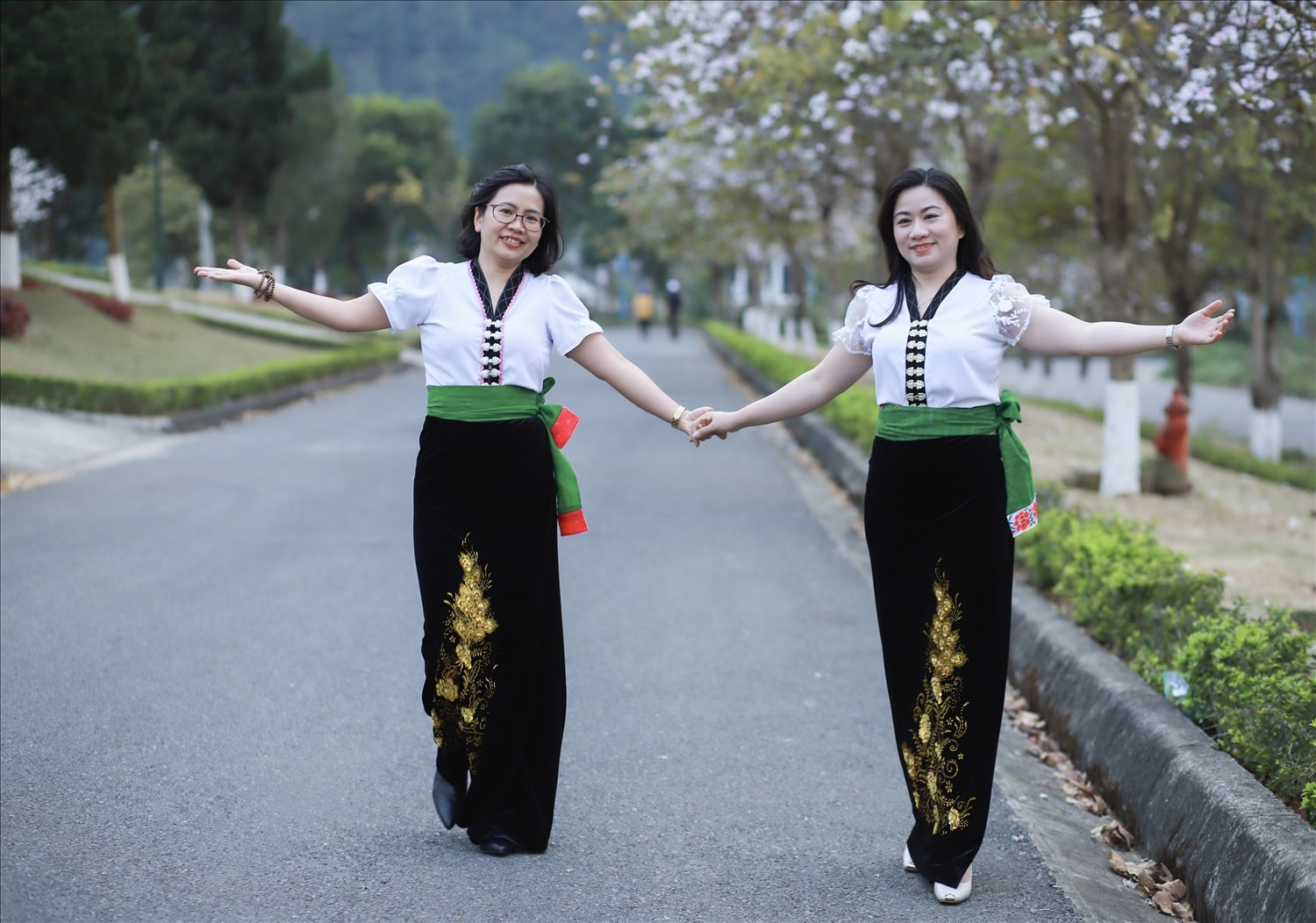 Con người Lai Châu cũng như những đóa hoa ban, mang trong mình vẻ đẹp mộc mạc và giản dị. Con người Lai Châu cũng như những đóa hoa ban, mang trong mình vẻ đẹp mộc mạc và giản dị.