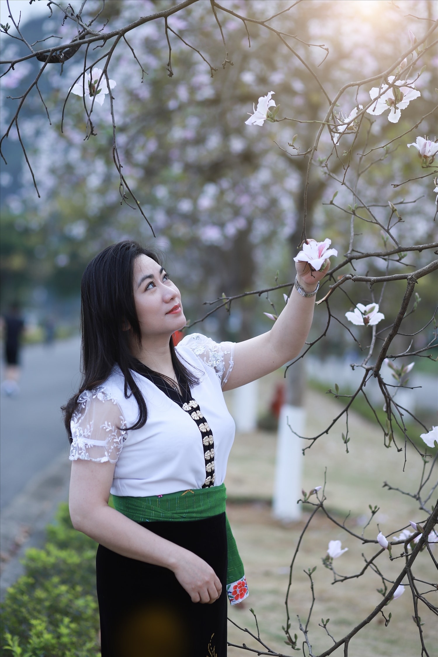 Với trang phục áo cóm, váy đen ôm sát vòng eo càng tôn nên vẻ đẹp truyền thống của người phụ nữ Thái Lai Châu. Với trang phục áo cóm, váy đen ôm sát vòng eo càng tôn nên vẻ đẹp truyền thống của người phụ nữ Thái Lai Châu.