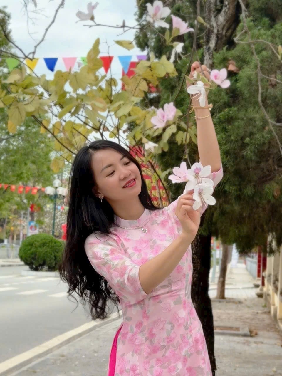 Thiếu nữ duyên dáng bên hoa ban. Ảnh Thùy Giang Thiếu nữ duyên dáng bên hoa ban. Ảnh Thùy Giang