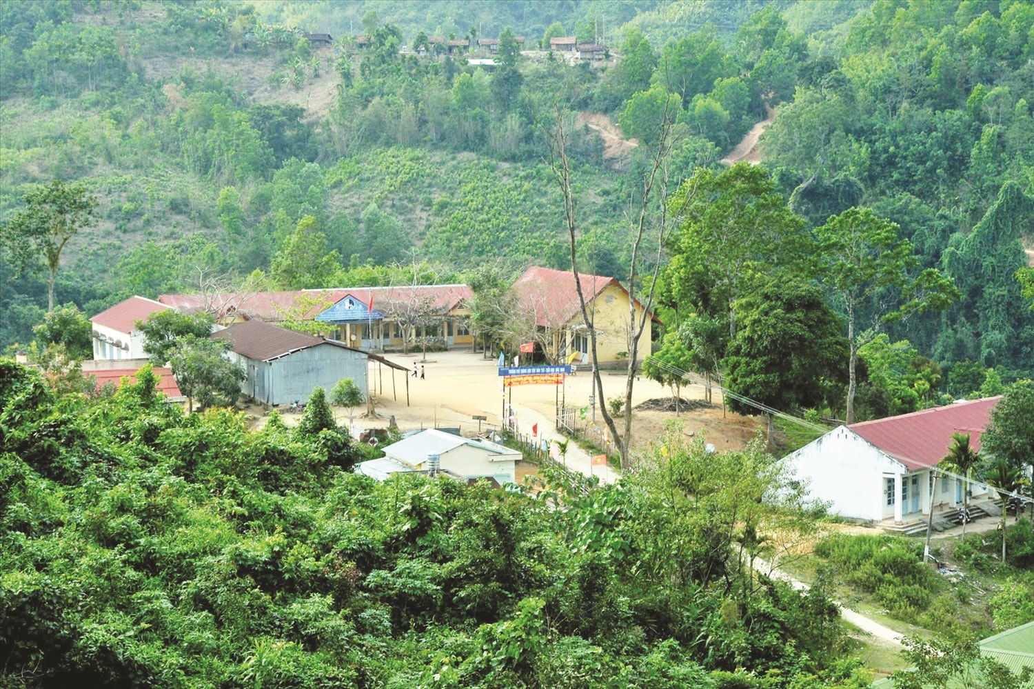 Trường Phổ thông Dân tộc Bán trú - Tiểu học Đăk Ring, xã Đăk Ring, huyện Kon Plong, tỉnh Kon Tum nằm ở vùng sâu, vùng xa được xây kiên cố khang trang, sạch đẹp. Trường Phổ thông Dân tộc Bán trú - Tiểu học Đăk Ring, xã Đăk Ring, huyện Kon Plong, tỉnh Kon Tum nằm ở vùng sâu, vùng xa được xây kiên cố khang trang, sạch đẹp.