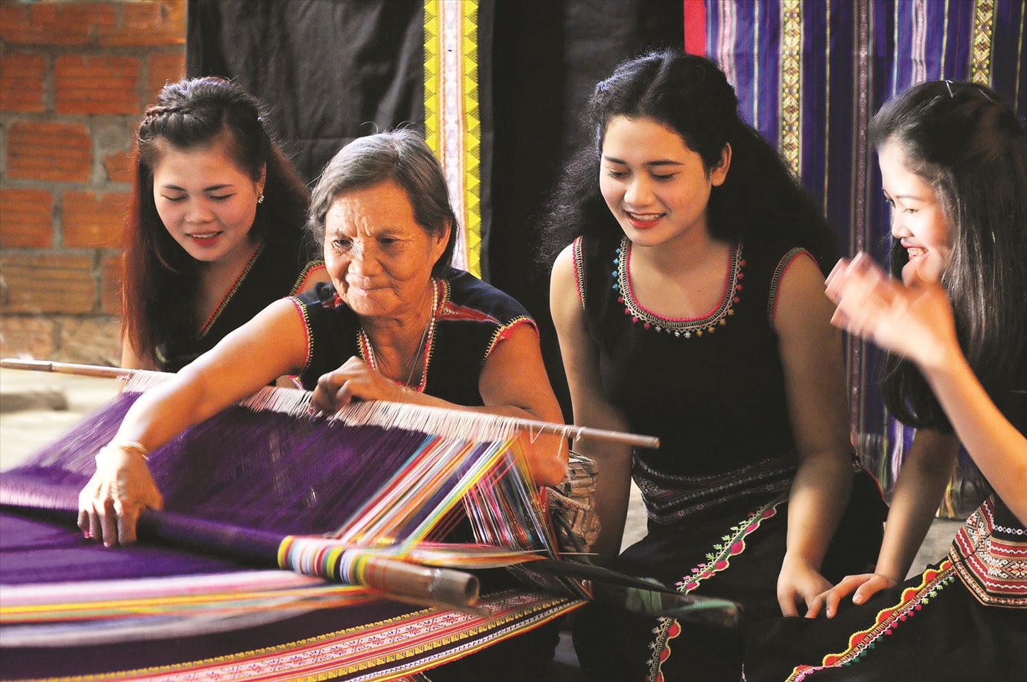 Thiếu nữ Ba Na thôn Kon Klor, TP. Kon Tum bảo tồn và phát huy các giá trị văn hóa dân tộc, trong đó có nghề dệt thổ cẩm truyền thống. Thiếu nữ Ba Na thôn Kon Klor, TP. Kon Tum bảo tồn và phát huy các giá trị văn hóa dân tộc, trong đó có nghề dệt thổ cẩm truyền thống.