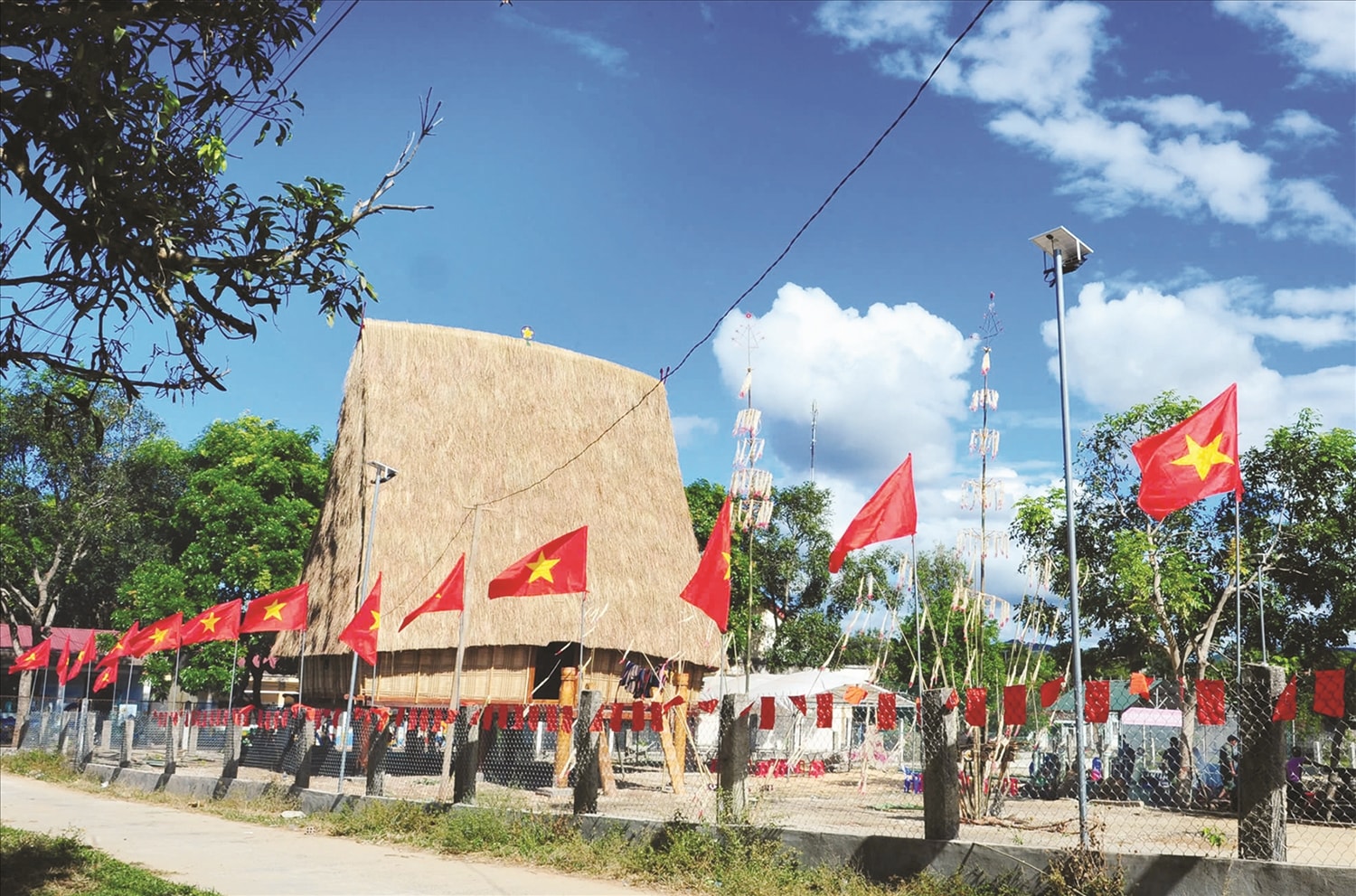 Hệ thống điện, đường, trường, trạm, nhà rông văn hóa thôn Đăk Đe, xã Rờ Kơi, huyện Sa Thầy, tỉnh Kon Tum được đầu tư từ các chương trình MTQG. Hệ thống điện, đường, trường, trạm, nhà rông văn hóa thôn Đăk Đe, xã Rờ Kơi, huyện Sa Thầy, tỉnh Kon Tum được đầu tư từ các chương trình MTQG.