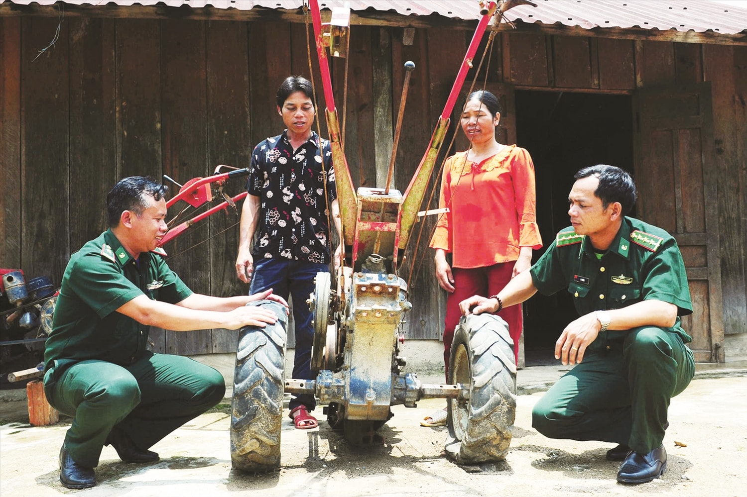 Bộ đội Đồn Biên phòng Đăk Blô, huyện Đăk Glei giúp dân vận hành, bảo quản máy móc đi vào sản xuất nông nghiệp. Bộ đội Đồn Biên phòng Đăk Blô, huyện Đăk Glei giúp dân vận hành, bảo quản máy móc đi vào sản xuất nông nghiệp.