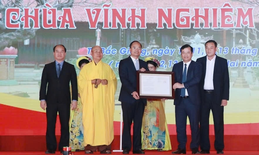 Thừa ủy quyền của Thủ tướng Chính phủ, đồng chí Phan Thế Tuấn trao Bằng chứng nhận bộ tượng Tam Tổ Trúc Lâm là bảo vật quốc gia cho đại diện lãnh đạo thành phố Bắc Giang, Viện chủ tổ đình Vĩnh Nghiêm và xã Trí Yên - Ảnh: Thu Thủy Thừa ủy quyền của Thủ tướng Chính phủ, đồng chí Phan Thế Tuấn trao Bằng chứng nhận bộ tượng Tam Tổ Trúc Lâm là bảo vật quốc gia cho đại diện lãnh đạo thành phố Bắc Giang, Viện chủ tổ đình Vĩnh Nghiêm và xã Trí Yên - Ảnh: Thu Thủy