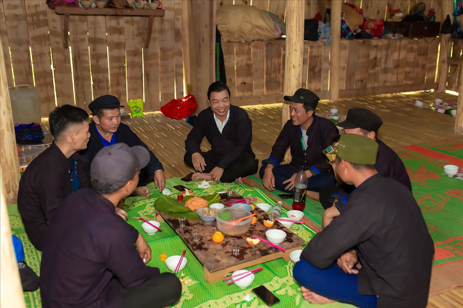 Cử người đi ướm hỏi là nghi thức đầu tiên trong hôn nhân của người Nùng Dín. Nghi thức này còn được gọi là dạm ngõ. Bố mẹ chàng trai sẽ cử mối mai hoặc ông chú, ông bác có uy tín trong gia đình để sang bên nhà gái hỏi ý kiến xem bố mẹ cô gái có đồng ý cho đôi trẻ thành vợ thành chồng hay không. Sau khi việc ướm hỏi đã thành, người đại diện sẽ về báo lại cho gia đình họ hàng bên nội để chuẩn bị các bước tiếp theo. Trong thời gian ấy, nếu nhà gái không đưa ra bất kỳ ý kiến nào về việc hủy bỏ kết thông gia, nhà trai sẽ sang nhà gái để làm lễ công nhận chính thức việc hứa gả này.  Trước khi đám cưới diễn ra, người Nùng Dín có 3 lần đến nhà gái làm thủ tục mối mai. Khi được nhà gái mổ gà, thết đãi rượu thịt, coi như tăng thêm sự gắn bó, thân thiết giữa hai nhà. Tiệc rượu xong xuôi, ra về nhà trai sẽ không quên hẹn ngày sang nói chuyện làm thủ tục ăn hỏi và nhận thách cưới từ nhà gái.