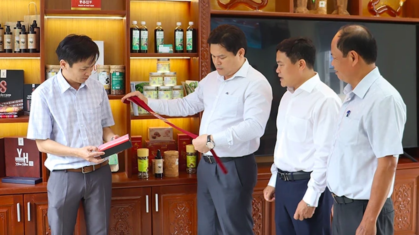 Cà vạt thổ cẩm thổ cẩm đạt chứng nhận OCOP 4 sao cấp tỉnh