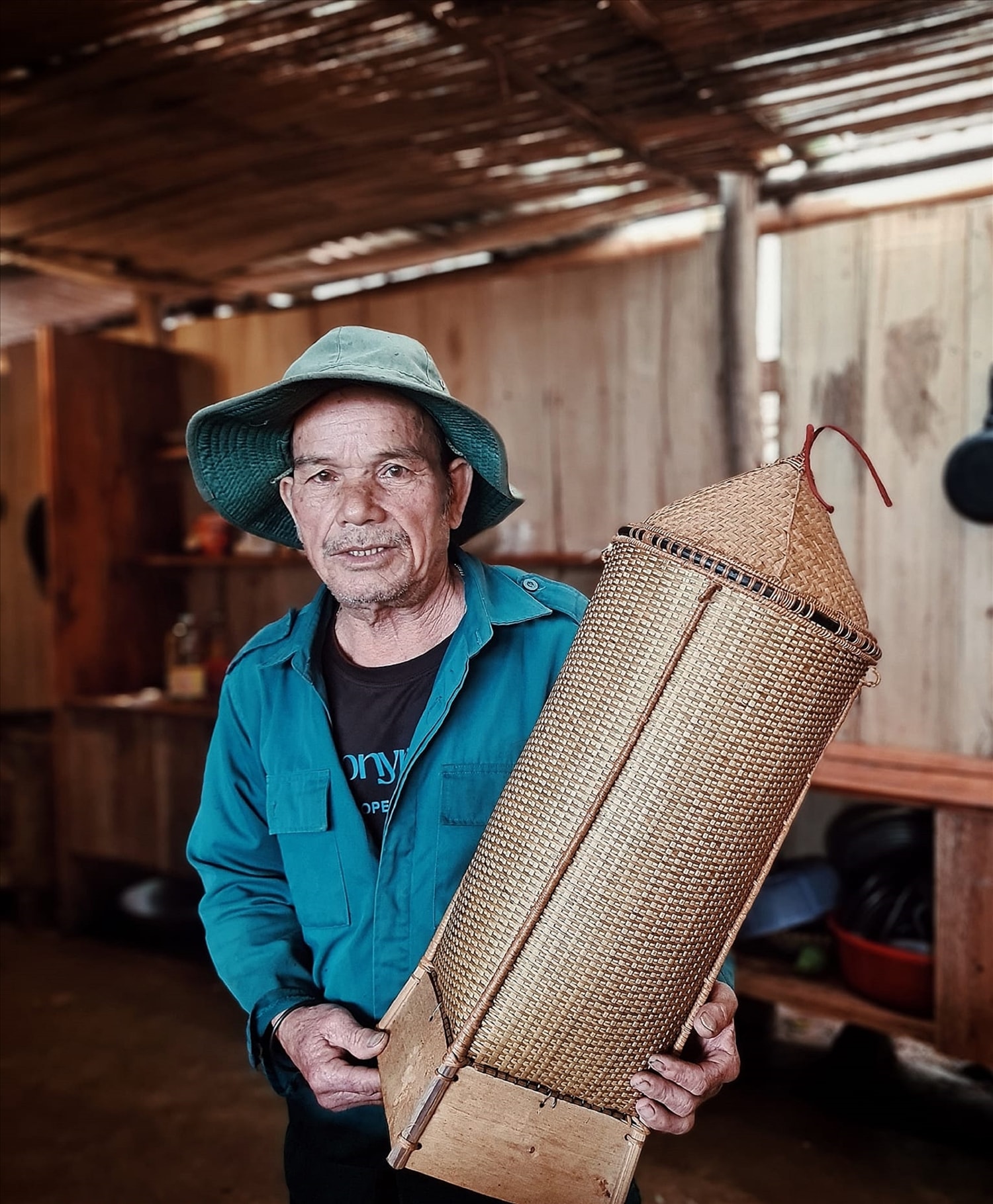 Nghệ nhân A Nuông giữ được nhiều kỹ thuật đan lát của người Mơ Nâm. Nghệ nhân A Nuông giữ được nhiều kỹ thuật đan lát của người Mơ Nâm.