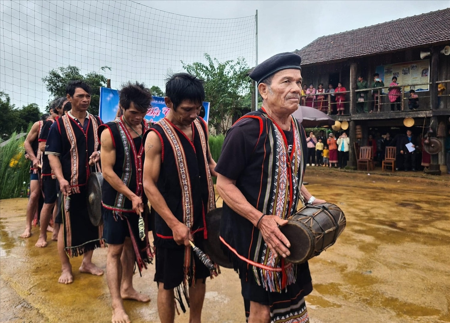 Người làng Kon Chênh đã bảo tồn, phát huy giá trị văn hóa dân tộc để phát triển du lịch, nâng cao thu nhập. Nghệ nhân A Nuông là người hiểu sâu về kỹ năng diễn tấu cồng chiêng, các nhạc cụ dân tộc.