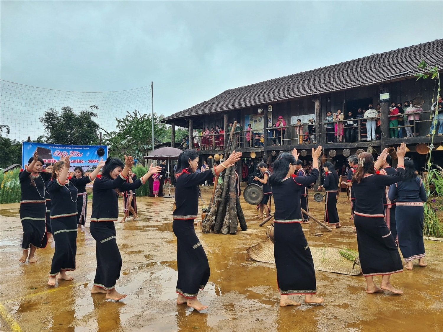 Người làng Kon Chênh đã bảo tồn, phát huy giá trị văn hóa dân tộc để phát triển du lịch, nâng cao thu nhập. Người làng Kon Chênh đã bảo tồn, phát huy giá trị văn hóa dân tộc để phát triển du lịch, nâng cao thu nhập.