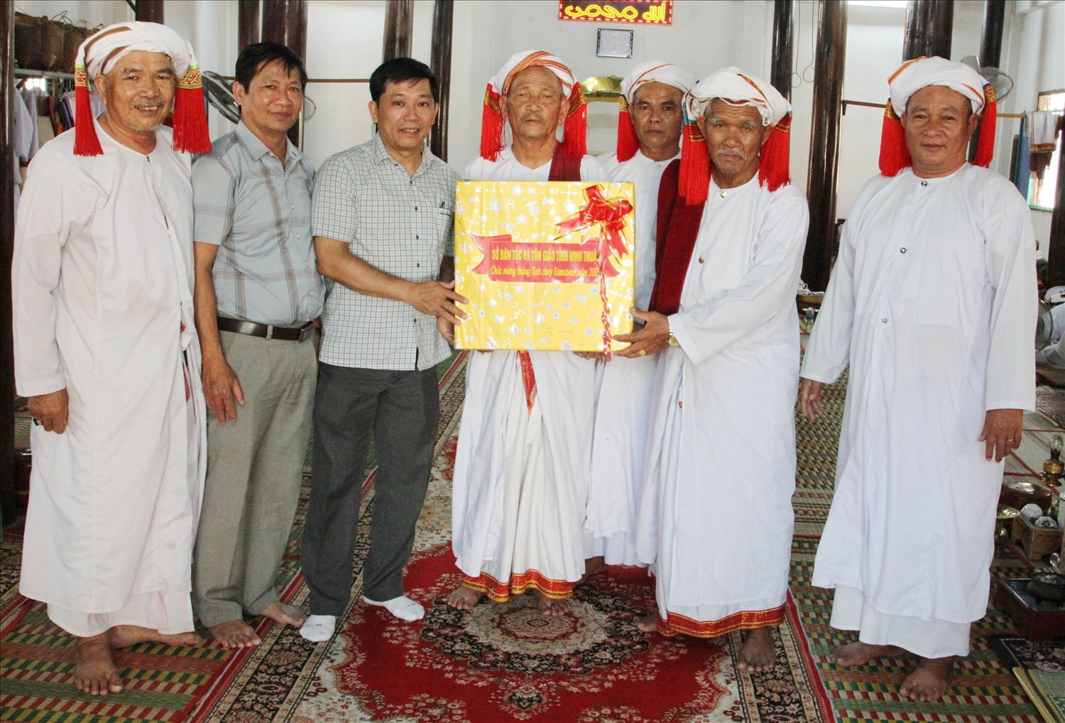 Ông Bạch Văn Dương, Phó Giám đốc Sở Dân tộc và Tôn giáo tỉnh Ninh Thuận thăm, tặng quà Thánh đường Hồi giáo Bà ni Văn Lâm. 