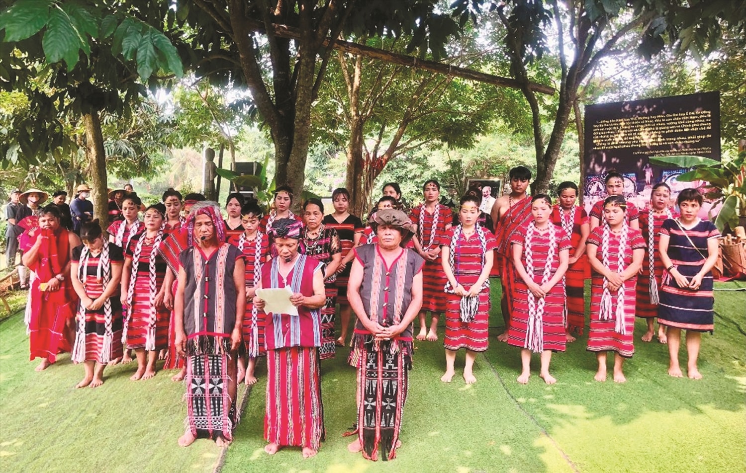 Già Hồ Văn Hạnh (người đứng ở giữa, hàng trên cùng) là tấm gương sáng tiêu biểu về bảo tồn văn hóa  truyền thống của đồng bào Pa Kô ở huyện A Lưới. Ảnh TL