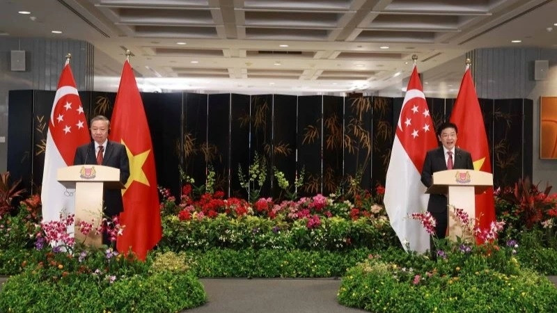 Tổng Bí thư Tô Lâm và Thủ tướng Singapore Lawrence Wong phát biểu với báo chí. (Ảnh: TTXVN) Tổng Bí thư Tô Lâm và Thủ tướng Singapore Lawrence Wong phát biểu với báo chí. (Ảnh: TTXVN)