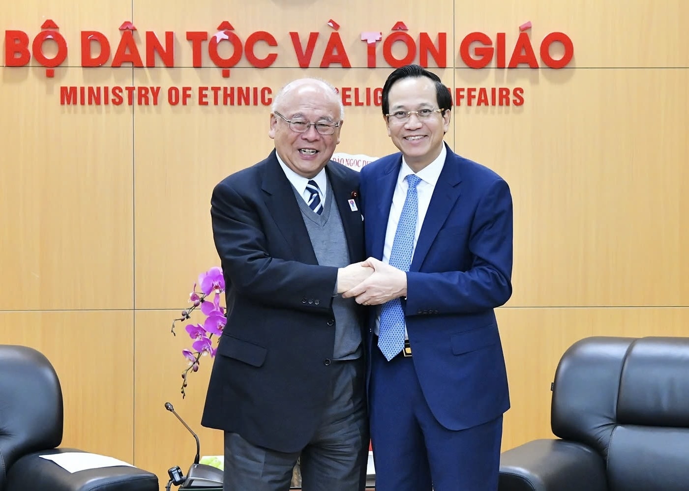 Trong không khí thân tình, trọng thị, Bộ trưởng Bộ Dân tộc và Tôn giáo Đào Ngọc Dung bày tỏ niềm vui và hạnh phúc khi ngài Takebe Tsutomu đến thăm, chúc mừng cá nhân Bộ trưởng trên cương vị, trọng trách mới Trong không khí thân tình, trọng thị, Bộ trưởng Bộ Dân tộc và Tôn giáo Đào Ngọc Dung bày tỏ niềm vui và hạnh phúc khi ngài Takebe Tsutomu đến thăm, chúc mừng cá nhân Bộ trưởng trên cương vị, trọng trách mới