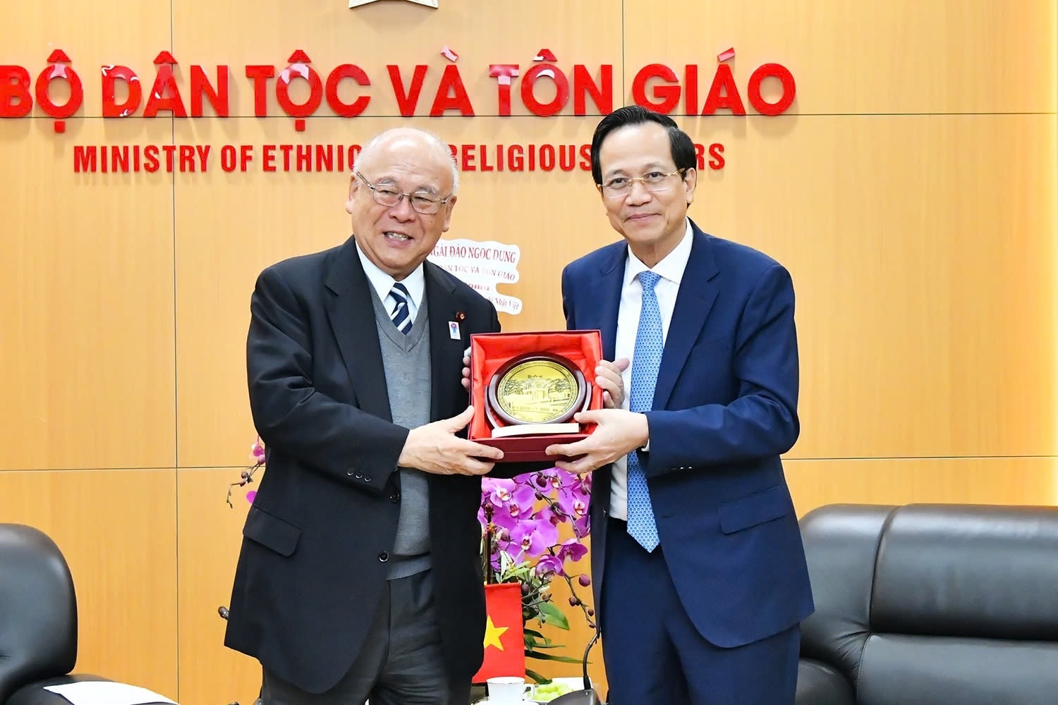 Bộ trưởng Bộ Dân tộc và Tôn giáo Đào Ngọc Dung tặng quà ngài Takebe Tsutomu, Cố vấn đặc biệt Liên minh nghị sỹ hữu nghị Việt - Nhật Bộ trưởng Bộ Dân tộc và Tôn giáo Đào Ngọc Dung tặng quà ngài Takebe Tsutomu, Cố vấn đặc biệt Liên minh nghị sỹ hữu nghị Việt - Nhật
