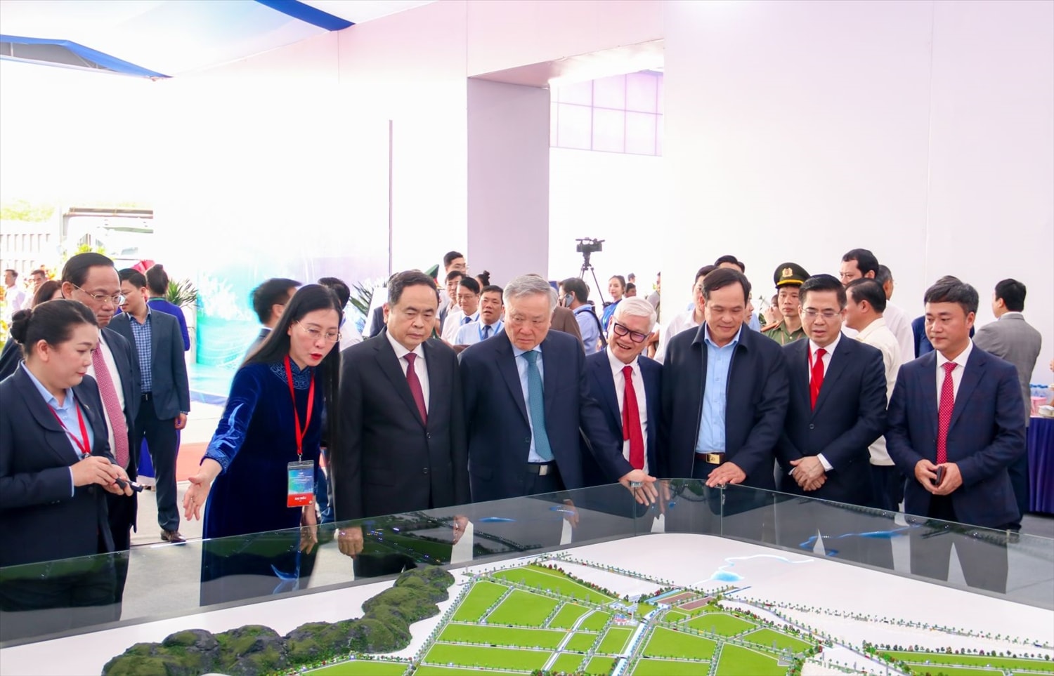 Chủ tịch Quốc hội Trần Thanh Mẫn nghe giới thiệu về dự án Đầu tư xây dựng và kinh doanh kết cấu hạ tầng Khu công nghiệp VSIP II Quảng Ngãi.