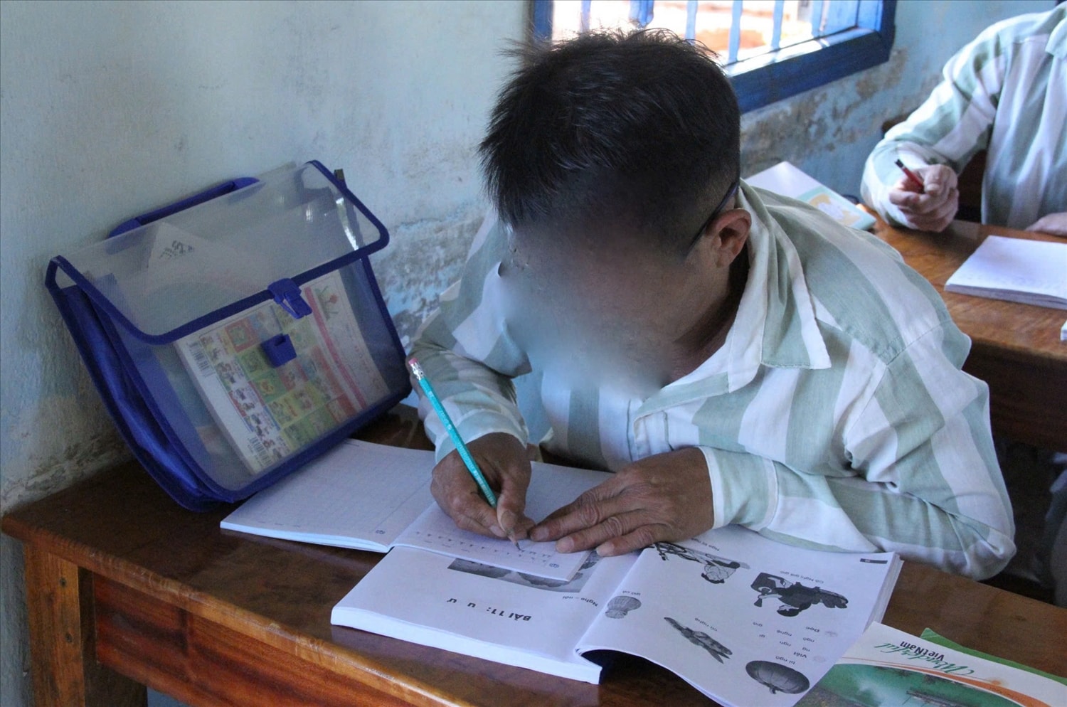 Học viên lớp học đặc biệt đa số là người đồng bào DTTS, chủ yếu đã lớn tuổi việc học chữ khó khăn hơn Học viên lớp học đặc biệt đa số là người đồng bào DTTS, chủ yếu đã lớn tuổi việc học chữ khó khăn hơn