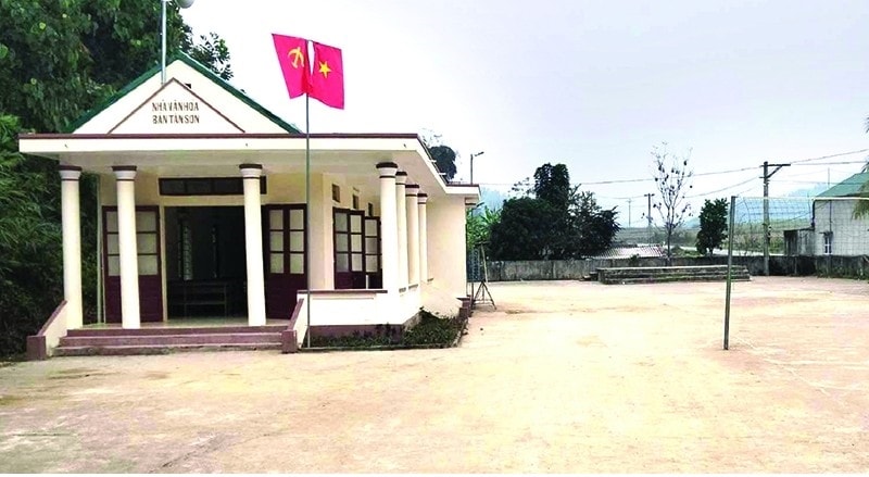 Nhà văn hóa bản Tân Sơn được đầu tư xây dựng khang trang, sạch đẹp. Nhà văn hóa bản Tân Sơn được đầu tư xây dựng khang trang, sạch đẹp.