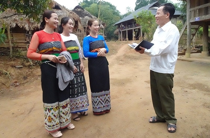 Ông Vi Văn Phục, Người có uy tín bản Tân Sơn trò chuyện với bà con về tình hình phát triển kinh tế. Ông Vi Văn Phục, Người có uy tín bản Tân Sơn trò chuyện với bà con về tình hình phát triển kinh tế.