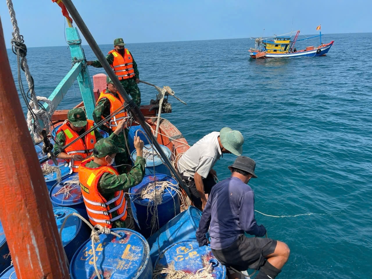 Các lực lượng triển khai tìm kiếm, trục vớt tàu cá của ngư dân bị chìm tại vùng biển thuộc xã Nam Du Các lực lượng triển khai tìm kiếm, trục vớt tàu cá của ngư dân bị chìm tại vùng biển thuộc xã Nam Du