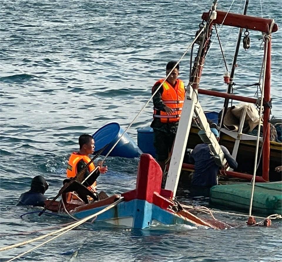 Cán bộ, chiến sỹ Bộ đội Biên phòng giúp người dân trục vớt tàu cá bị chìm Cán bộ, chiến sỹ Bộ đội Biên phòng giúp người dân trục vớt tàu cá bị chìm