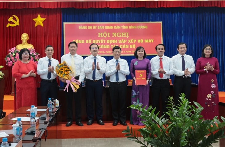 Bí thư Đảng uỷ UBND tỉnh - Chủ tịch UBND tỉnh Bình Dương Võ Văn Minh (thứ 4 từ phải sang) trao quyết định cán bộ; sắp xếp, tinh gọn bộ máy và thành lập cơ sở đảng trực thuộc Bí thư Đảng uỷ UBND tỉnh - Chủ tịch UBND tỉnh Bình Dương Võ Văn Minh (thứ 4 từ phải sang) trao quyết định cán bộ; sắp xếp, tinh gọn bộ máy và thành lập cơ sở đảng trực thuộc