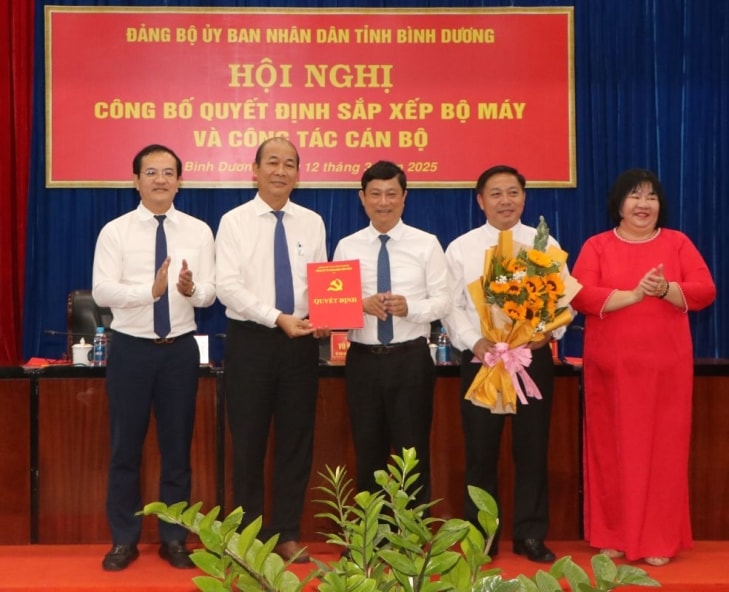 Chủ tịch UBND tỉnh Bình Dương Võ Văn Minh (thứ 3 từ trái sang) trao quyết định thành lập chi bộ Sở Dân tộc và Tôn giáo Chủ tịch UBND tỉnh Bình Dương Võ Văn Minh (thứ 3 từ trái sang) trao quyết định thành lập chi bộ Sở Dân tộc và Tôn giáo