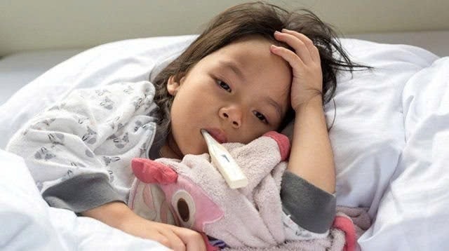 Trẻ bị sốt phát ban cần được chăm sóc tốt để nhanh hồi phục Trẻ bị sốt phát ban cần được chăm sóc tốt để nhanh hồi phục