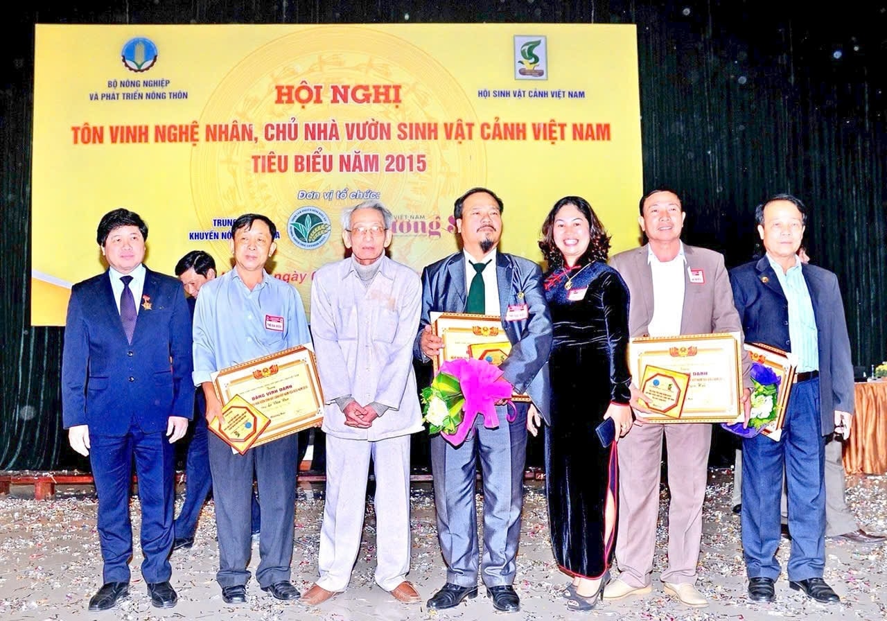 Bắt hoa đào nở trên đất miền Nam, ông Phạm Viết Đệ (thứ 2 từ trái sang) được công nhận, tôn vinh là nghệ nhân cây cảnh Bắt hoa đào nở trên đất miền Nam, ông Phạm Viết Đệ (thứ 2 từ trái sang) được công nhận, tôn vinh là nghệ nhân cây cảnh