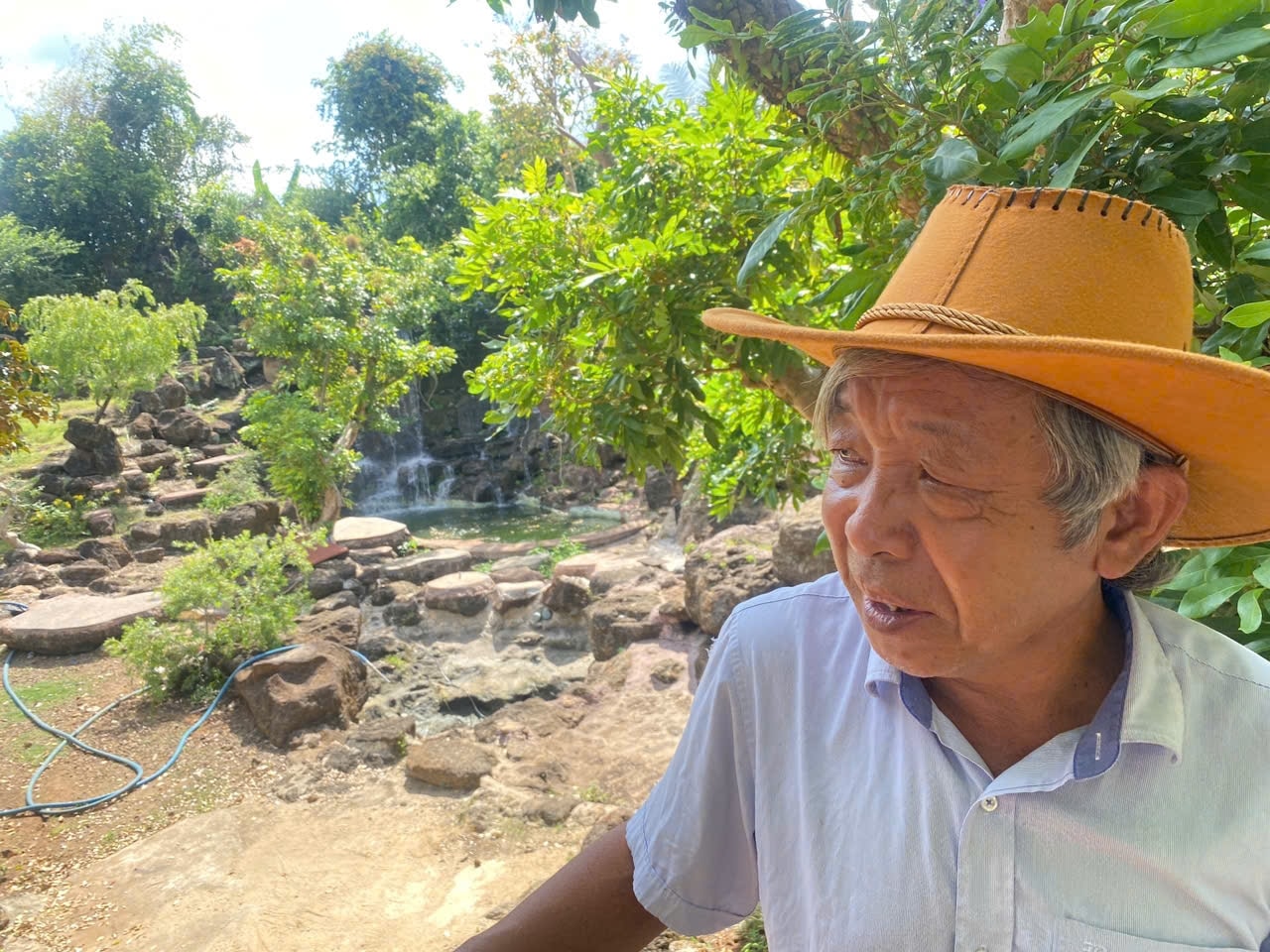 Ông Phạm Viết Đệ và mảnh vườn nhiều đá hơn đất Ông Phạm Viết Đệ và mảnh vườn nhiều đá hơn đất