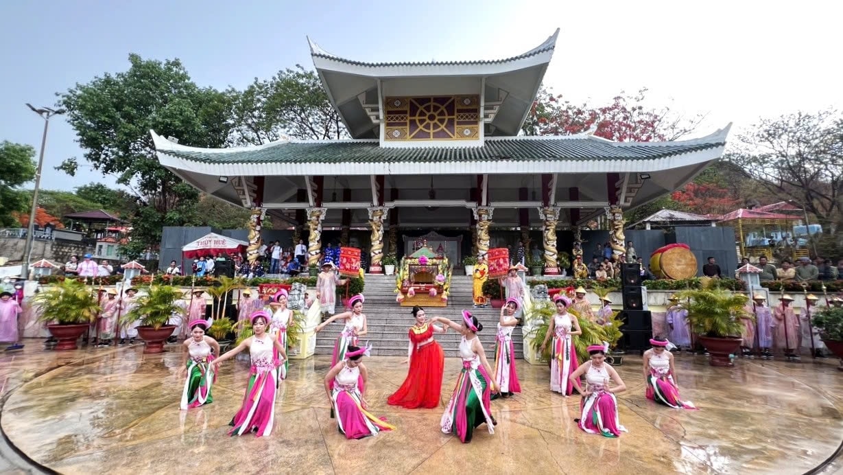 Miếu Bà Chúa xứ núi Sam tọa lạc tại phường Núi Sam, TP. Châu Đốc, tỉnh An Giang Miếu Bà Chúa xứ núi Sam tọa lạc tại phường Núi Sam, TP. Châu Đốc, tỉnh An Giang