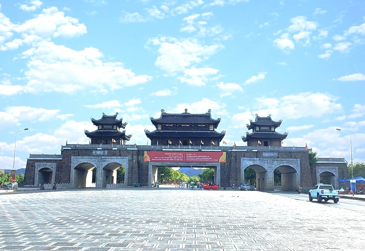 Cổng chính vào Quần thể danh thắng Tràng An (Ninh Bình) Cổng chính vào Quần thể danh thắng Tràng An (Ninh Bình)