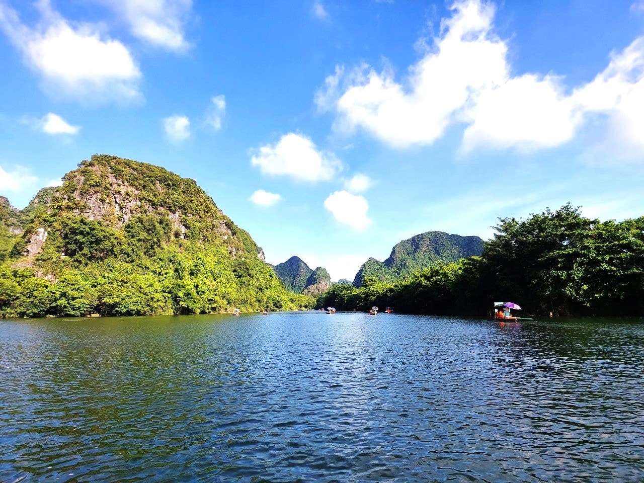 Du ngoạn Tràng An, du khách sẽ có những trải nghiệm thú vị và có thêm những cảm nhận về vẻ đẹp của non nước Việt Nam. Du ngoạn Tràng An, du khách sẽ trải nghiệm những điều thú vị và cảm nhận sâu sắc vẻ đẹp của non nước Việt Nam.