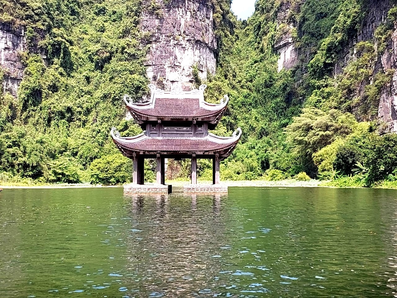Vẻ đẹp như đóa sen đang nở của thủy đình giữa không gian non nước Tràng An hùng vĩ. Vẻ đẹp như đóa sen đang nở của thủy đình giữa không gian non nước Tràng An hùng vĩ.