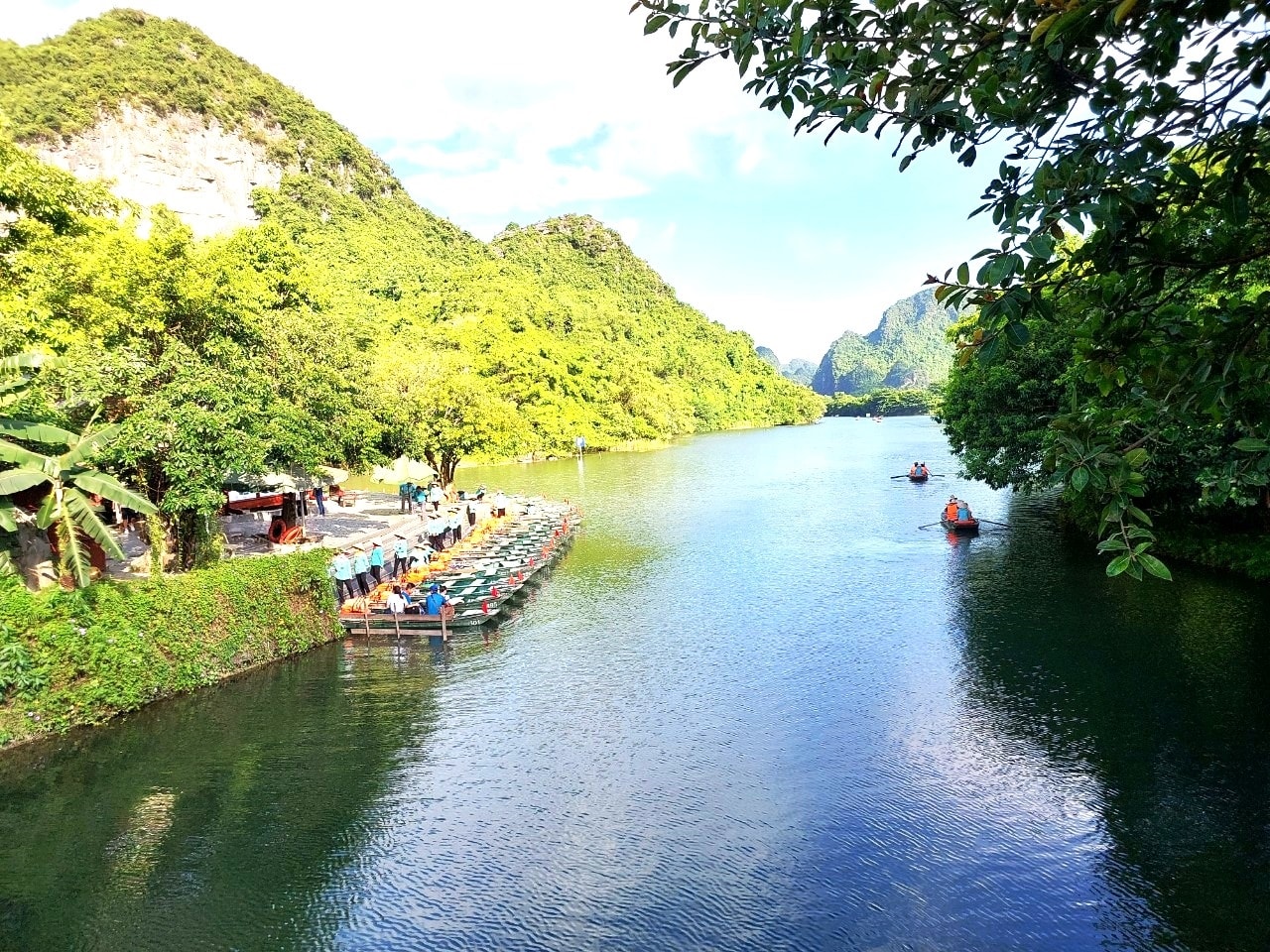 Bến thuyền, nơi khởi đầu cho hành trình khám phá danh thắng Tràng An của du khách. Bến thuyền, nơi khởi đầu cho hành trình khám phá danh thắng Tràng An của du khách.